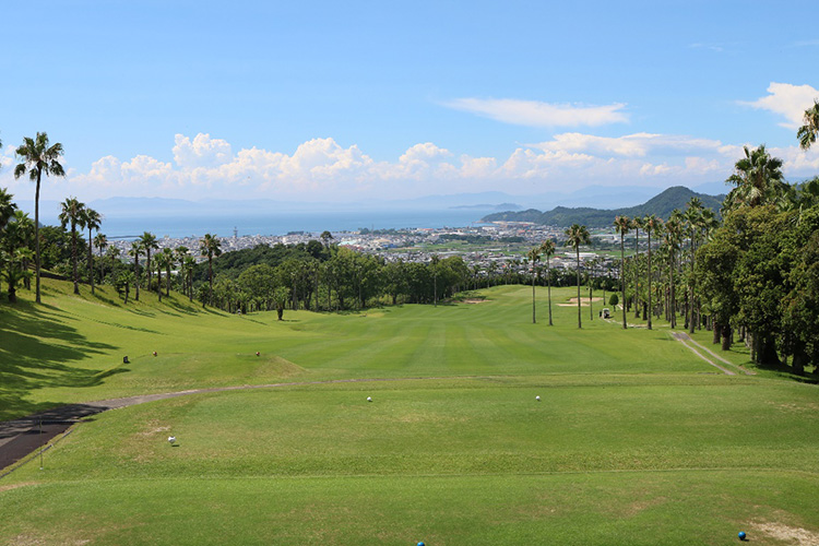 愛媛の名門クラブで日頃のストレスを発散し、「ホテル古湧園 遥」で疲れを癒やそう。